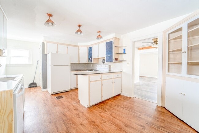 Building Photo - 425 Clayton Ave