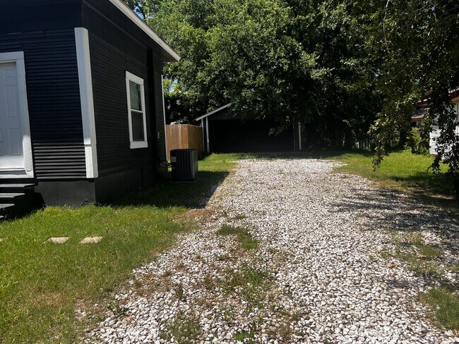 Building Photo - 112 Yates St