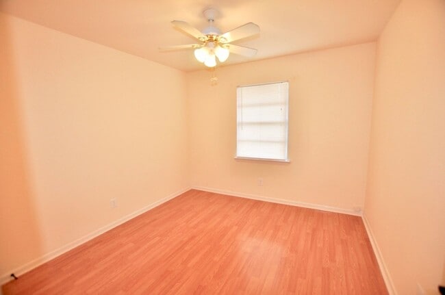 Building Photo - FOR LEASE! Cute 3 BR - 1 BA Frame Home wit...