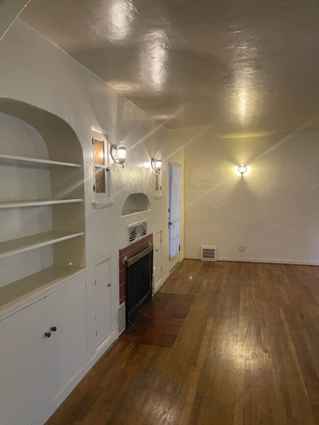 Building Photo - Charming downtown home