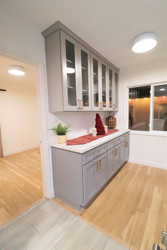 Building Photo - 1230 N Hollywood Way