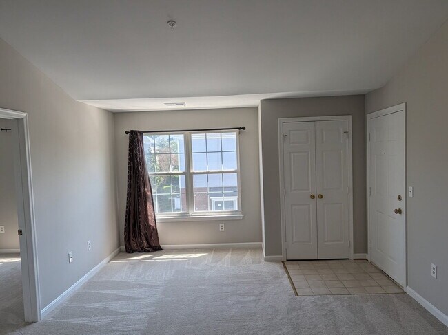 Building Photo - Bright Townhome Living in Convenient Leesburg Location