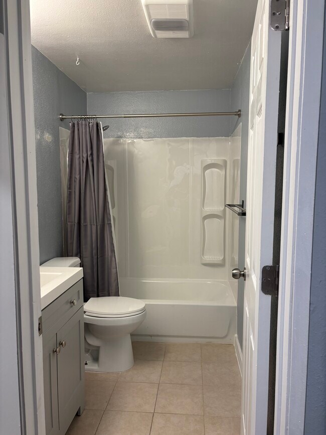 Building Photo - 6618 N Albina Ave