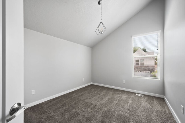 Building Photo - 735 E Zekes Ct