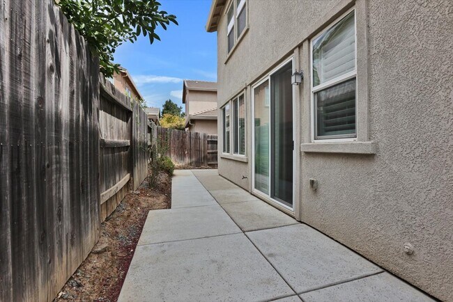 Building Photo - 683 Courtyards Loop