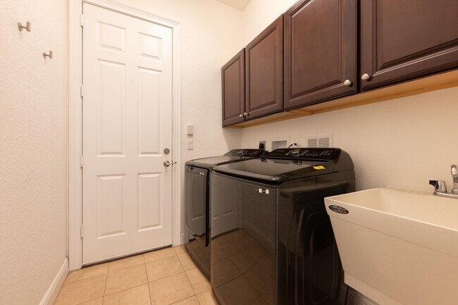 Building Photo - 172 Manor Cir