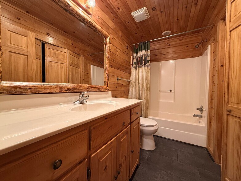 Building Photo - 303 Pine Ln