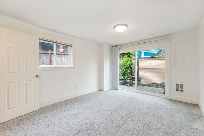 Building Photo - Amazing 3bed/1bath Fourplex with Private B...