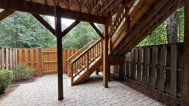 Building Photo - Glen Oaks Townhouse