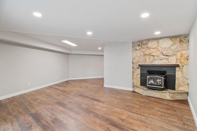 Building Photo - 1159 300 W
