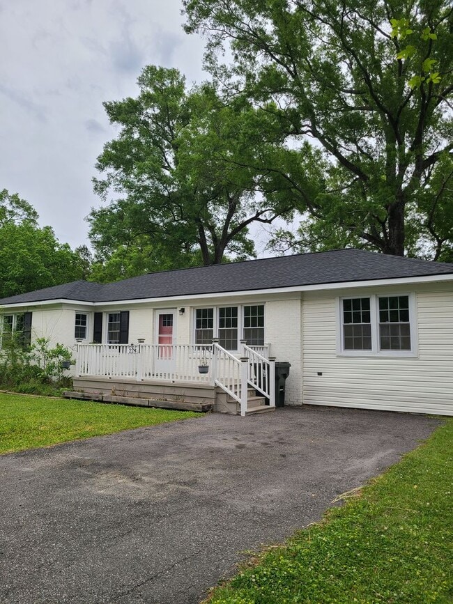 Building Photo - Comfortable Living in the Heart of Goose Creek