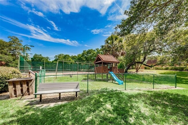 Building Photo - 2636 10th Ct