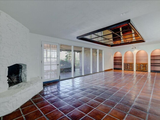 Building Photo - Enjoy stunning Catalina Mountain views fro...