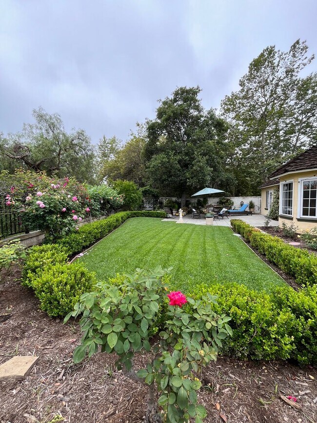 Building Photo - Large , Elegant Single Story House in Pres...