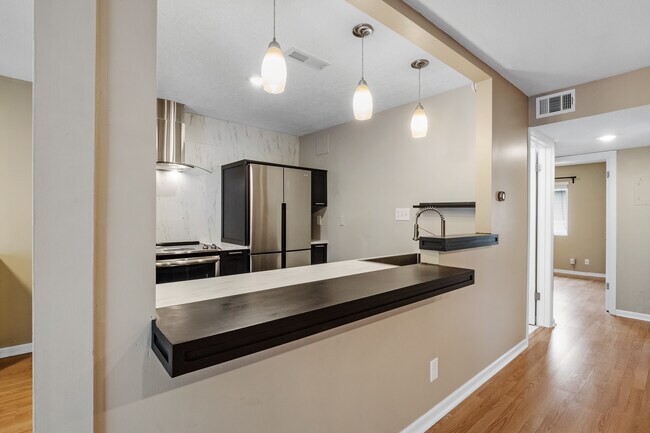 Building Photo - 809 W 40th St