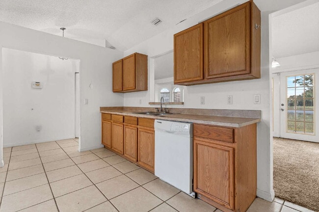 Building Photo - 3BR, 2BA available now in Silver Springs Shores