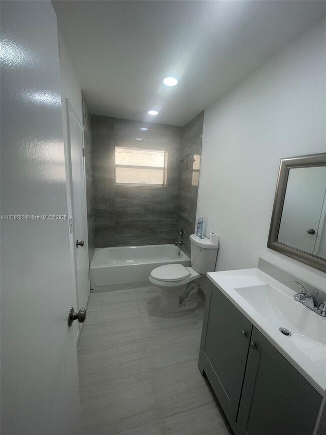 Building Photo - 5111 W Oakland Park Blvd