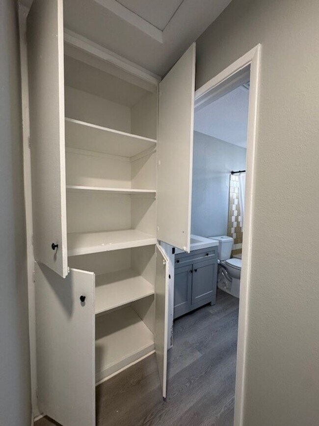Building Photo - 2BR Remodeled and Updated, Large cement pa...