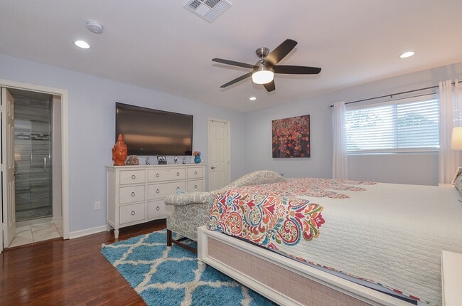 Building Photo - 10264 Briar Forest Dr