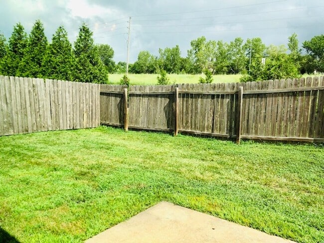 Building Photo - Updated 3bed 2 bath with fenced in yard!