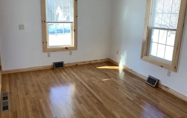 Building Photo - 72 Russell St