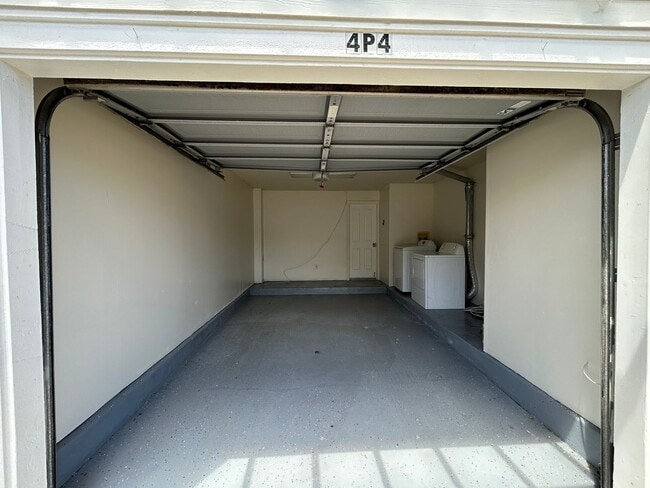 Building Photo - Spacious Townhouse with Central AC, Garage...