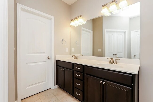 Building Photo - 4331 Silver Oaks Dr