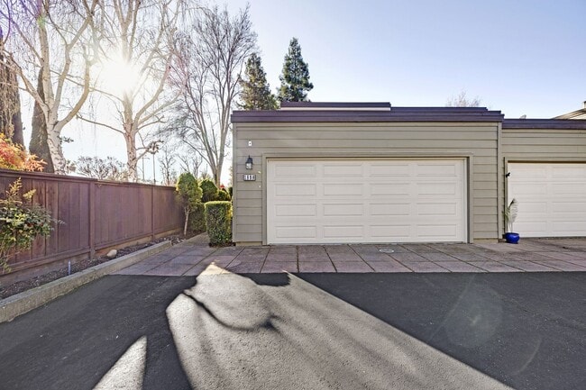 Building Photo - Beautiful Townhome in the Heart of Pleasanton