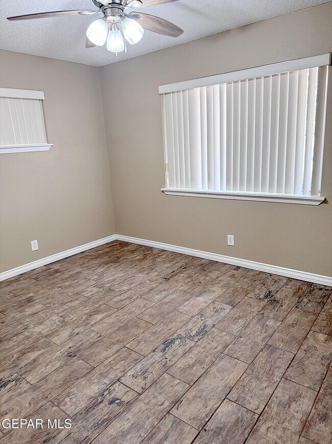 Building Photo - 3330 Wedgewood Dr