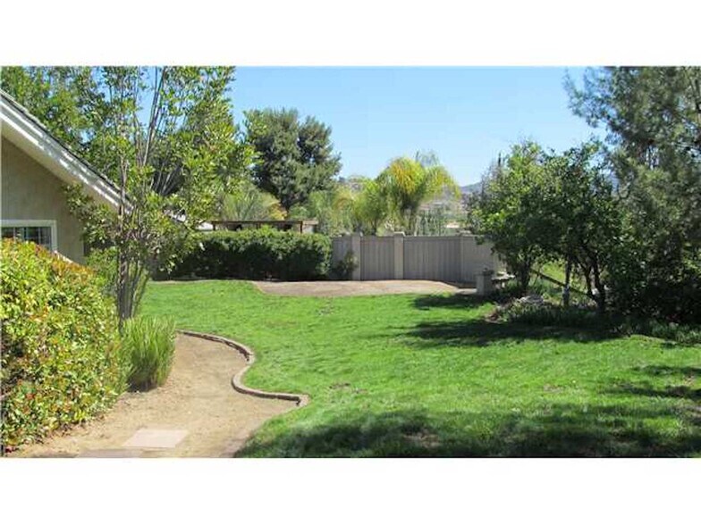 Building Photo - 2015 Hidden Crest Dr