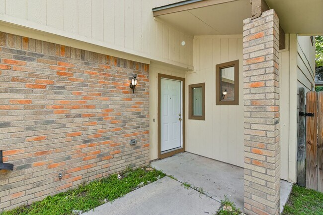 Building Photo - 1128 Royal Crest Dr