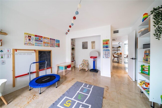 Building Photo - 330 SW 133rd Pl