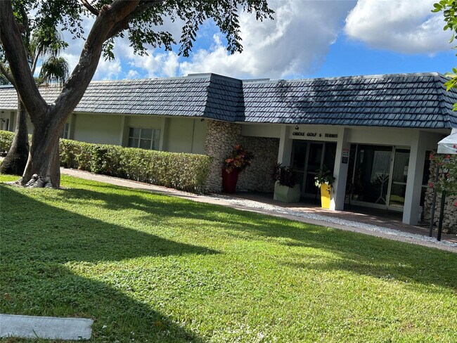 Building Photo - 7807 Golf Cir Dr