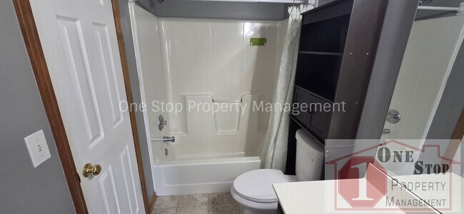 Building Photo - Beautiful 3 Bedroom & 2 Bathroom Home!
