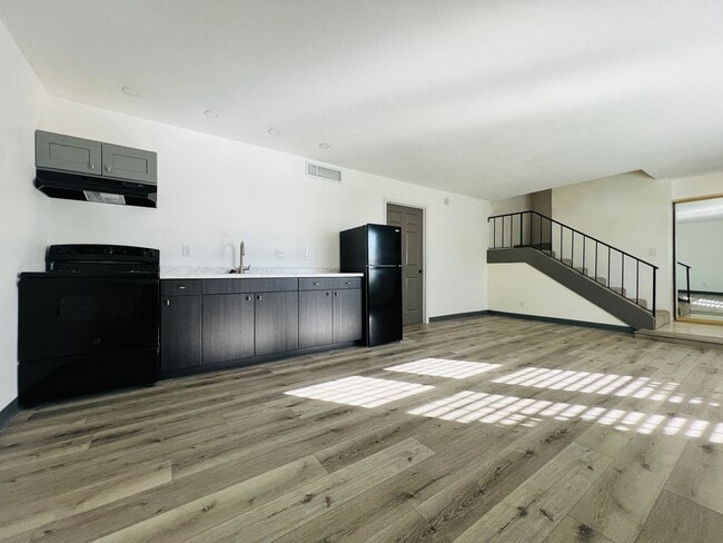Building Photo - 2 Bedroom Duplex, near UNLV- Utilities Included!!