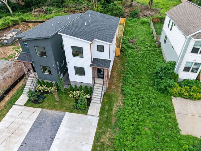 Building Photo - Modern Living & Downtown Skyline Views!