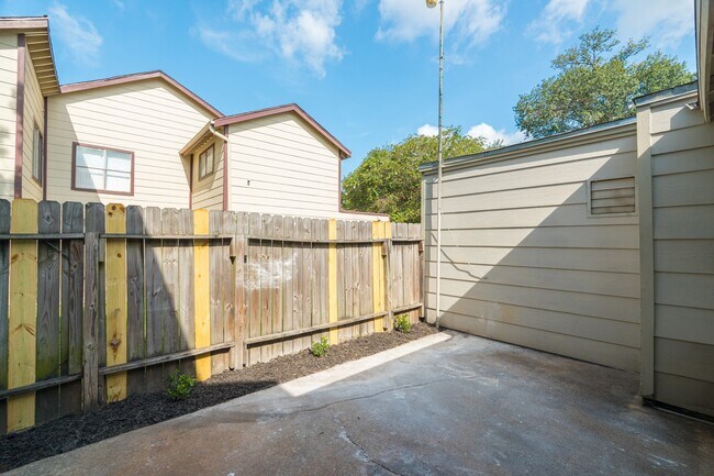 Building Photo - 5731 Easthampton Dr