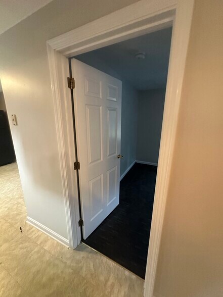 Building Photo - 846 Main St