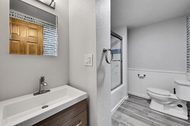Building Photo - $2,895.00, 4 bed, 3.5 bath, located in Col...