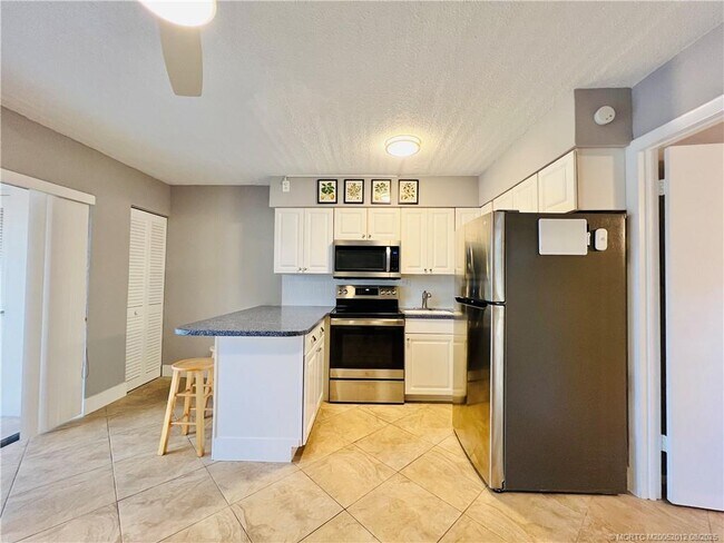Building Photo - 11000 S Ocean Dr