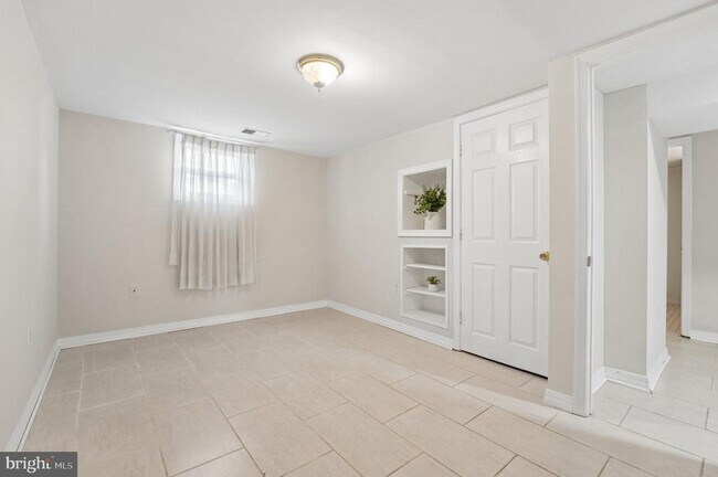 Building Photo - 229 Cabbel Dr