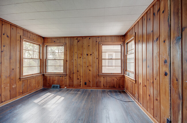 Building Photo - 310 Dewey St
