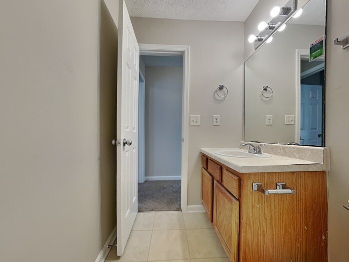 Building Photo - 488 Old Tree Dr