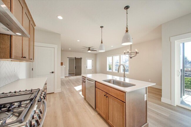 Building Photo - Luxury Townhome in the Heart of Eagle — 3 Beds + 3 Baths + Premium Amenities