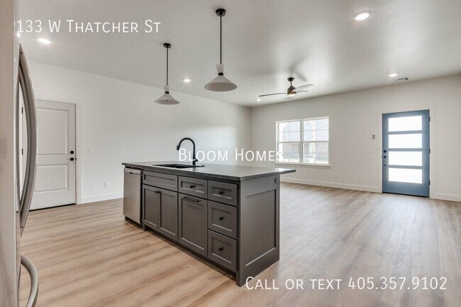 Building Photo - 133 W Thatcher St