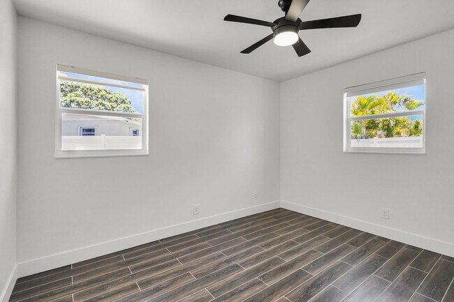 Building Photo - 204 W Whitney Dr