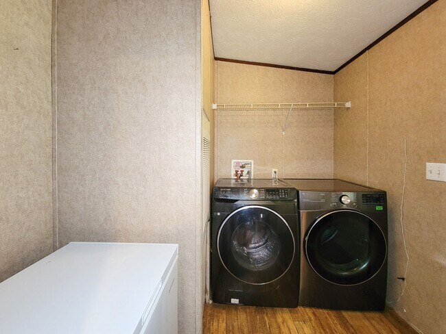 Building Photo - Cozy and Adorable home 4 bedroom 2 bath ho...