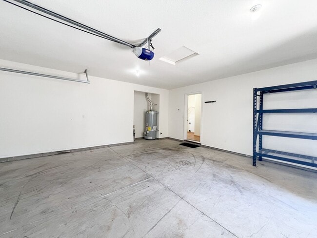 Building Photo - Three Bedroom, Two Bath House in Southview