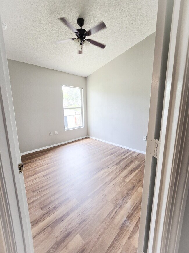 Building Photo - "Charming 3-Bedroom Home with 2 Full Baths in Lakeland – Spacious 1514 Sq Ft Haven!"