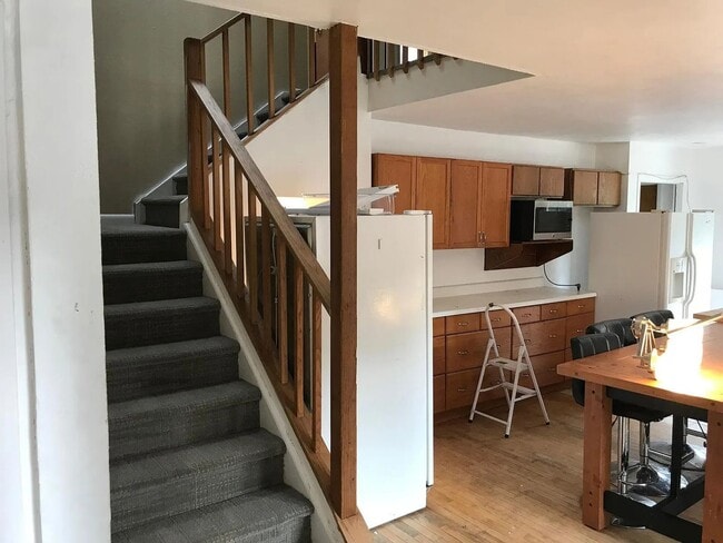 Building Photo - SHORT TERM RENTAL: Spacious 5+ Bedroom Home on the Hill! Available Now-July 24th 2026.